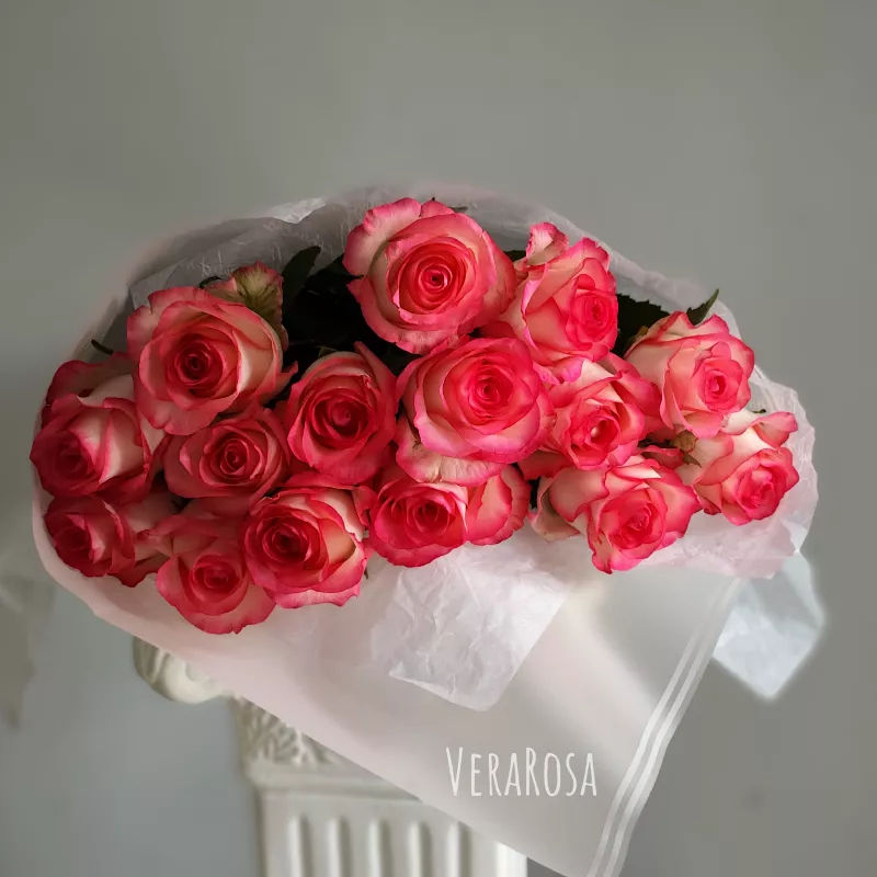 Монобукет из 15 бело-розовых роз 